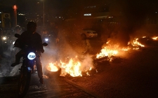 Images_161667_thumb_manifestantes-quemado-objetos-mantener-barricadas_0_22_1000_622