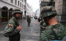 Images_168887_thumb_militares-resguardan-palacio-gobierno-ecuatoriano_0_43_958_595